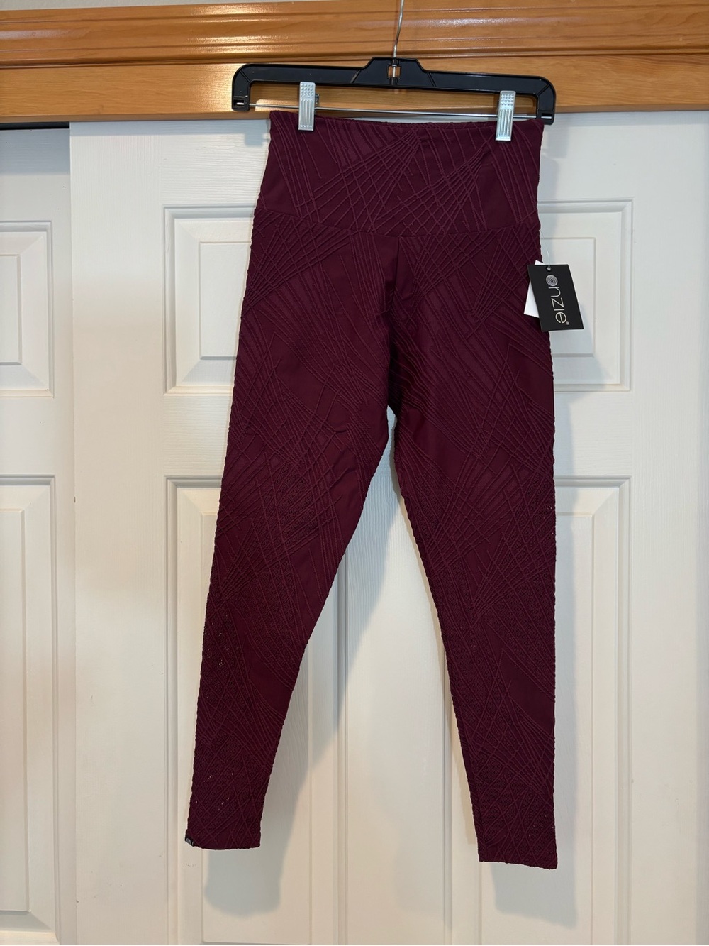 Onzie Women’s Textured High-Waist Leggings in Burgundy